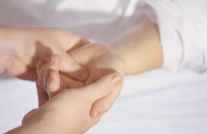 Можни седум причини за тресење на рацете