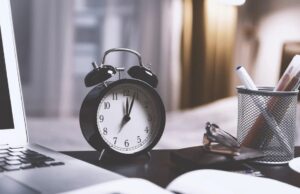 Будењето еден час порано може да го олесни слабеењето – eве зошто