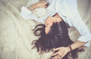 Физиотерапевт: Четири секојдневни пози ни го уништуваат грбот