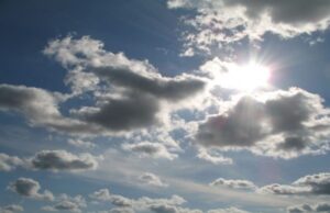 Променливо облачно и потопло со повремени врнежи од дожд