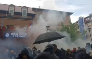 Десетина повредени во конфликтот меѓу полицијата и граѓаните во Звечан, барикади во Лепосавиќ