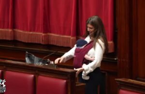 Се бореше и стана првата што го направи: Италијанска пратеничка доеше бебе на седница во Парламентот
