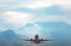 Среде лет се обидел да ја отвори вратата од авионот