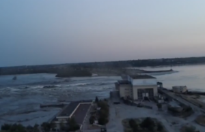 Украина: Од излевањето на водата од уништената брана загрозени 16 000 луѓе