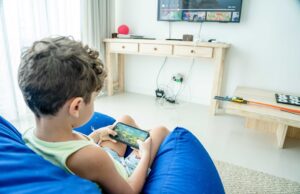 Франција усвои нов закон: За децата да користат социјални мрежи, задолжителна ќе биде согласност од родителите