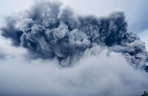 (ВИДЕО) Вулкан на Филипините почна да исфрла пепел и отровни гасови