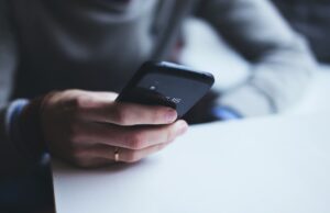 Допрете сè освен нивните мобилни телефони: Четири знаци кои се зависни од паметните телефони