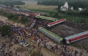(ВИДЕО) Најмалку 280 загинати и стотици повредени во железничка несреќа во Индија