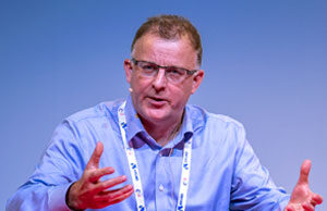 Клајв Бејтс: Алтернативите без чад имаат далеку помалку токсини од класичните цигари