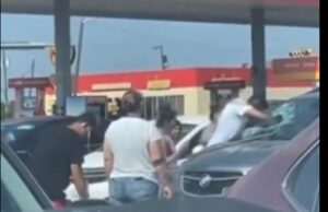 ВИДЕО: Американец го скрши ветробранското стакло за да си го спаси бебето од прегреано возило