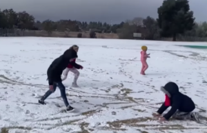 (ВИДЕО) Невообичаена глетка од Јужна Африка: По 11 години падна снег во Јоханесбург