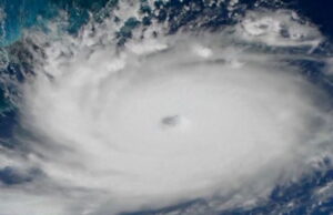 Тајфунот Доксури се засилува во Пацификот