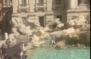 Нова безобразност на туристите во Италија: Влегла во фонтаната за да наполни шише