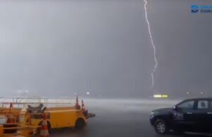 Силна бура во Дубровник, снимен удар на гром на аеродромот