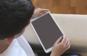 ЕУ сака да ја „излекува“ зависноста на децата и тинејџерите од мобилни телефони