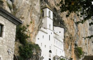 Скопјанец тргна пеш до манастирот Острог!