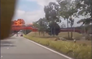 (ВИДЕО) Авион во Малезија се урна на автопат, загинаа десет лица