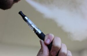 „Гардијан“: Електронската „vape“ цигара содржи никотин