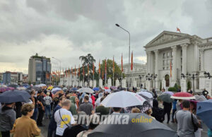 Нема да молчам додека пробуваат да ме убијат- онколошки пациент со парола на протестот пред Влада