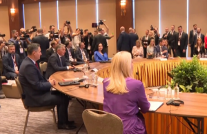 Александар Вучиќ и Вјоса Османи очи в очи во Скопје