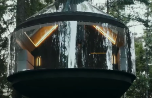 (ВИДЕО) Необична куќа на дрво во Финска наликува на летечка чинија