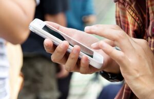 Поради прекумерното зрачење, iPhone 12 е под лупа на се повеќе европски земји