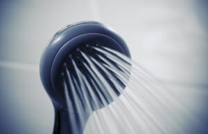 Дерматолог откри зошто не треба да го миете лицето под туш