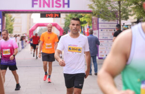 И министерот Николовски на Скопски маратон – за саат и 47 минути претрча 21 километар