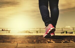 Колку пешачење е потребно дневно? Новата анализа вели дека приказната со 10.000 чекори е лага