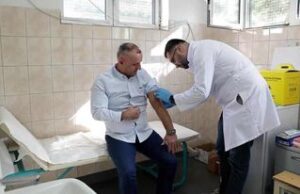 Министерот Меџити прими вакцина против сезонски грип