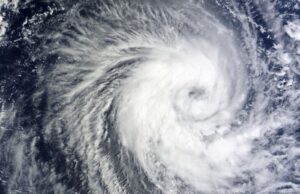 (ВИДЕО) Ураганот Отис стигна до мексиканскиот брег