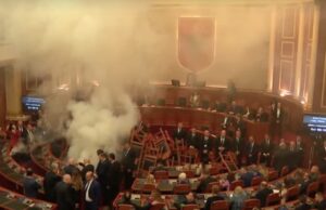 Превртени столчиња и навивачки факли во Парламентот во Тирана