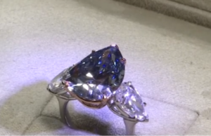 (ВИДЕО) Редок примерок на син дијамант продаден за повеќе од 40 милиони долари