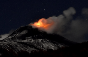 Етна во Италија повторно исфрла пепел и лава
