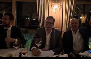 (ВИДЕО) Вучиќ и Ковачевски распеани во Белград со чаши вино во рацете