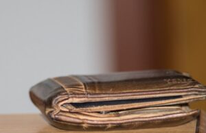 Приведен поштар: Се опијанил, па им делел пензии на гостите во кафулето