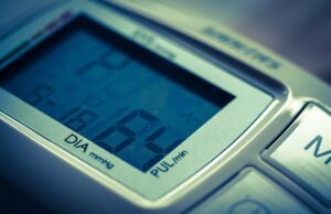 Стоењето и спиењето се подобри за здравјето на срцето од седењето, покажува истражување