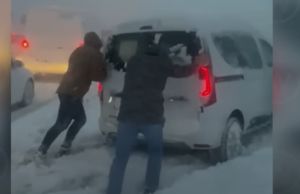 Евакуирани 30 лица, 17 спасени: Вонредна состојба поради снег во пет општини во Србија