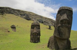 Островот крие страшна тајна! Малкумина знаат што има под статуите, кои со векови се вистинска мистерија
