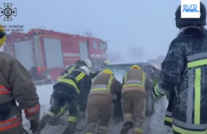 (ВИДЕО) Снежна бура ја замрзна Украина, има загинати и повредени