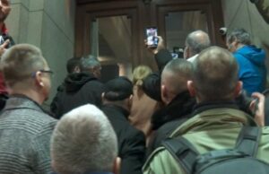 Продолжуваат протестите на српската опозиција за изборниот фалсификат
