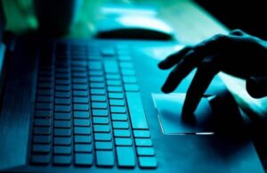 Интернетот наместо да го направи светот порационален, тој стана средство за „луди идеи“