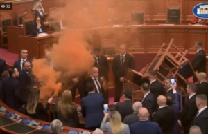 Повторно хаос во албанскиот Парламент