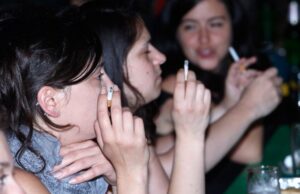 Граѓаните во Македонија пушат најмногу во Југоисточна Европа, а цените на кутија цигари се најевтини во Европа