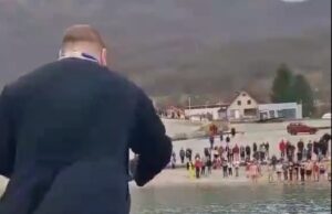 ВИДЕО: Свештеник ја освети водата, а потоа направи нешто за што долго ќе се зборува
