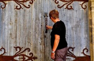 Зошто чукаме во дрво – обичај што опстојува до ден-денес