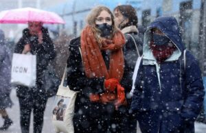 Доктор откри колку често треба да ги миете шалот и ракавиците: Опасните вируси брзо се шират