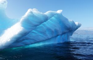 (ВИДЕО) Парчиња мраз од Гренланд, стари 100.000 години, ги красат коктелите во Дубаи