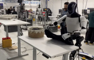 Пере и пегла по дома: Погледнете како хуманоидниот робот на „Тесла“ ги дипли алиштата