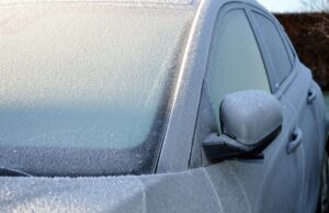 Кој е најбрзиот начин да се загрее автомобил кога надвор е ладно?